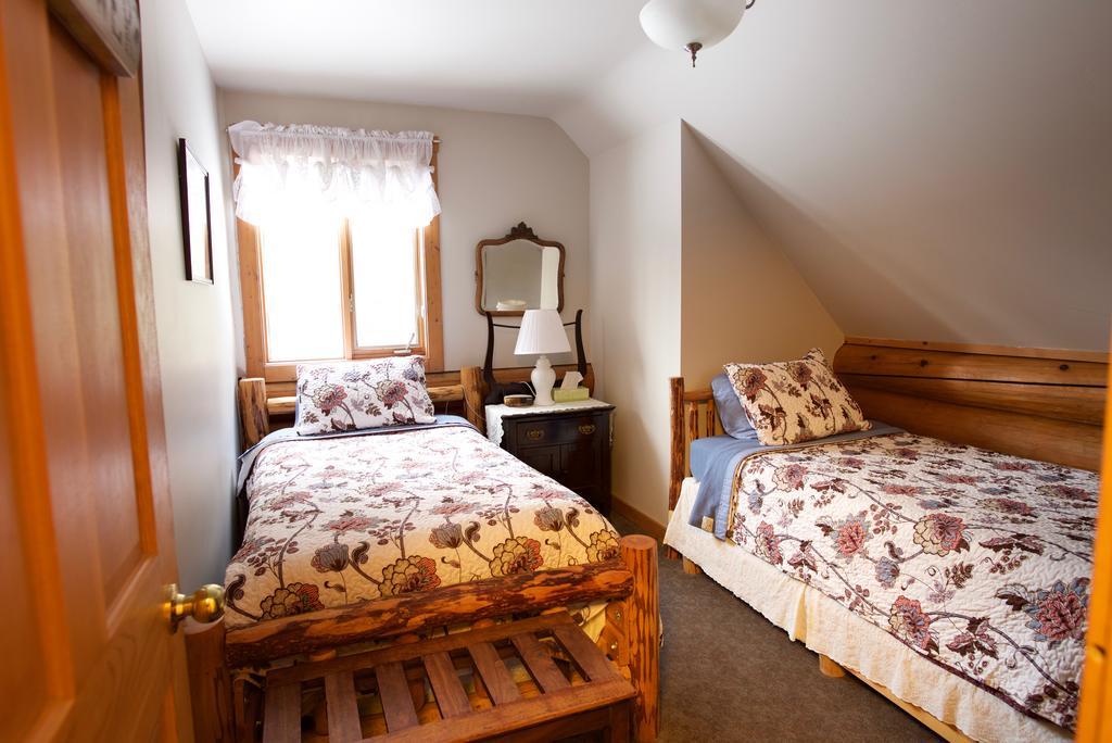 Kicking Horse Canyon Guest Houseゴールデン エクステリア 写真